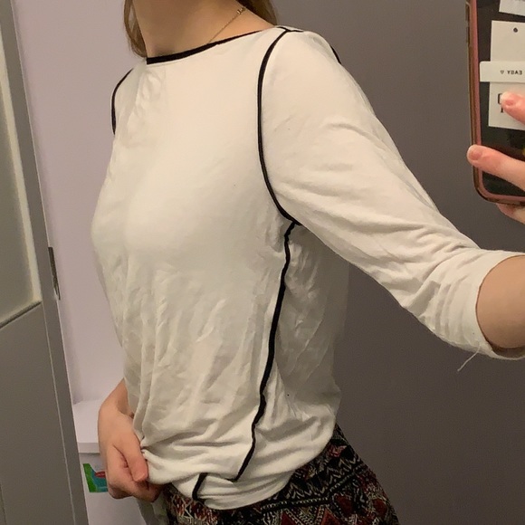 White top with black lining - Picture 2 of 3